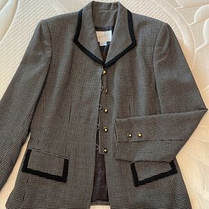 Very lightly worn blazer in basically brand new condition. Size 4.